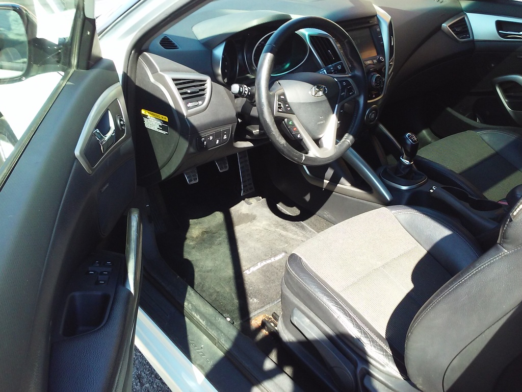 2013 Hyundai Veloster w/Tech Main Image